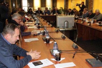Aleșii locali suceveni s-au întrunit ieri pentru prima oară în acest an, într-o ședință de îndată, pentru a decide cum să fie repartizat excedentul bugetar al anului 2015