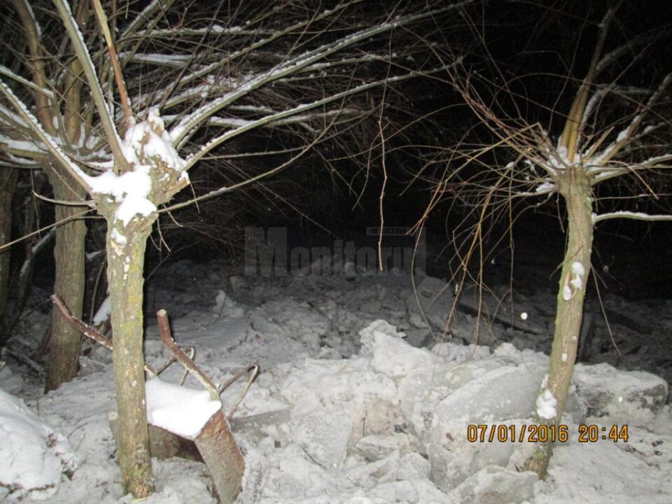 Blocurile de gheață au intrat odată cu apa în curțile oamenilor din Broșteni