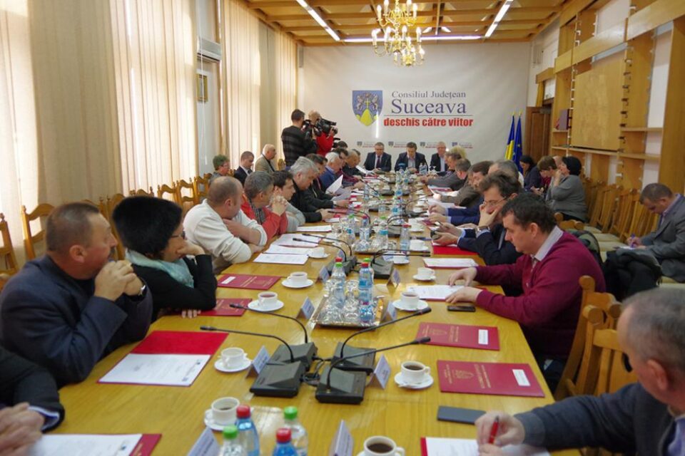 Plata contribuției primăriilor la Sistemul de Management Integrat al Deșeurilor (SMID) a reprezentat subiect de dispută între PNL și PSD în ultima ședință a Consiliului Județean