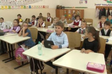Peste 110.000 de elevi și preșcolari din județ revin, de astăzi, la cursuri după ce au avut parte de trei săptămâni de vacanță
