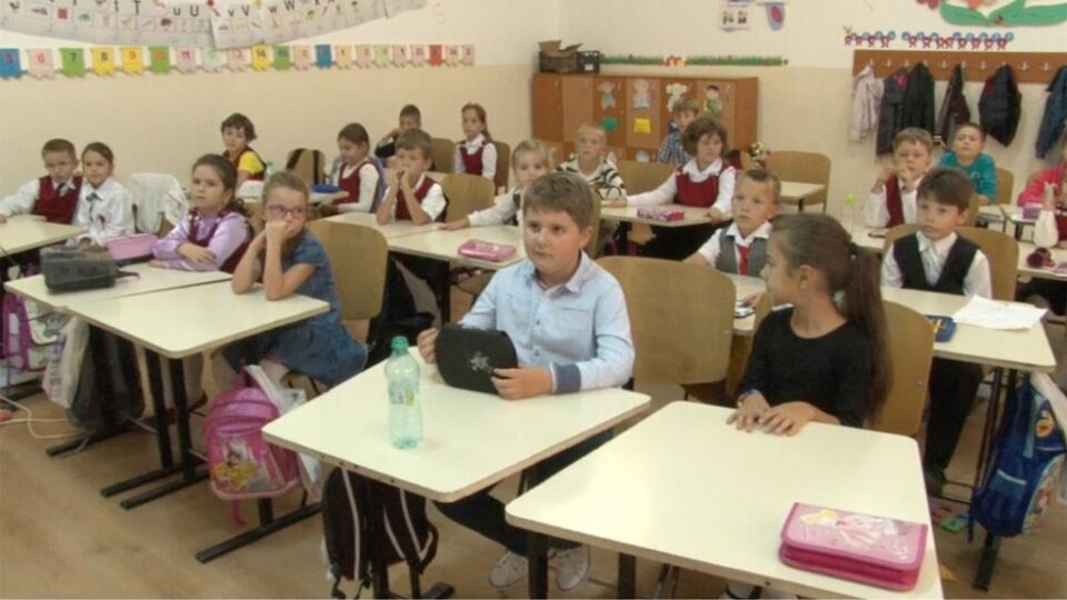 Peste 110.000 de elevi și preșcolari din județ revin, de astăzi, la cursuri după ce au avut parte de trei săptămâni de vacanță Peste 110.000 de elevi și preșcolari din județ revin, de astăzi, la cursuri după ce au avut parte de trei săptămâni de vacanță