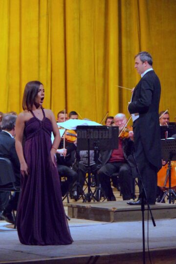 Aplauze la scenă deschisă, minute în șir, cu tot publicul în picioare, la finalul Concertului pentru Anul Nou susținut de Filarmonica Botoșani și invitații ei