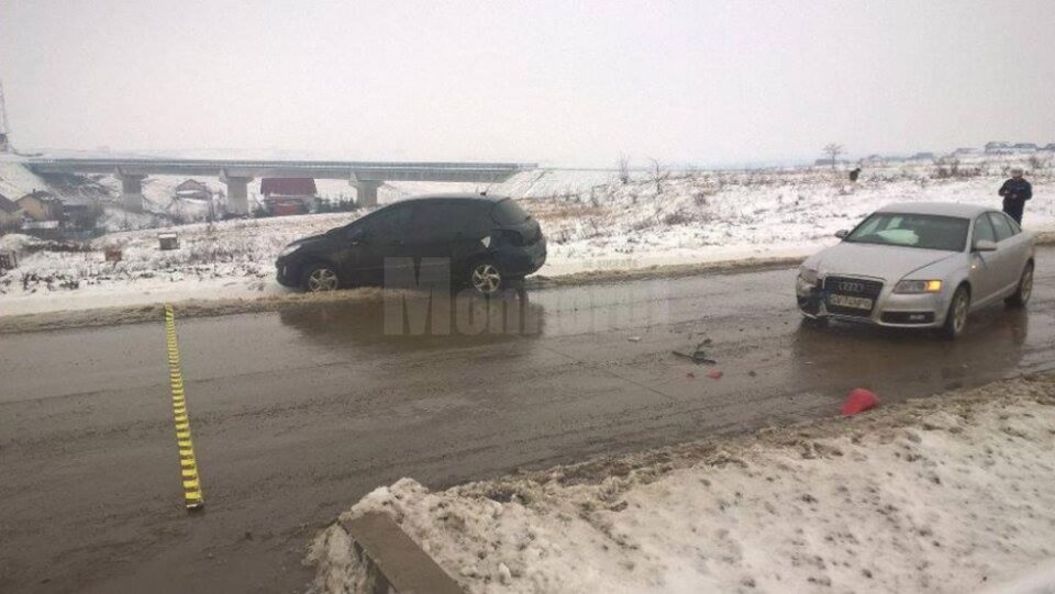 Un autoturism marca Peugeot care staționa pe partea dreaptă în direcția de mers Moara – Suceava a fost lovit în partea stângă spate de un autoturism marca Audi