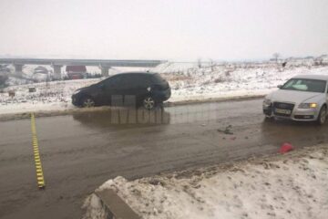 Un autoturism marca Peugeot care staționa pe partea dreaptă în direcția de mers Moara – Suceava a fost lovit în partea stângă spate de un autoturism marca Audi