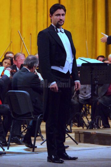 Aplauze la scenă deschisă, minute în șir, cu tot publicul în picioare, la finalul Concertului pentru Anul Nou susținut de Filarmonica Botoșani și invitații ei