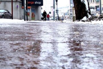 Majoritatea trotuarelor din Suceava s-au transformat duminică dimineață în adevărate patinoare