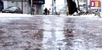 Majoritatea trotuarelor din Suceava s-au transformat duminică dimineață în adevărate patinoare