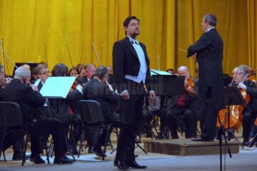Aplauze la scenă deschisă, minute în șir, cu tot publicul în picioare, la finalul Concertului pentru Anul Nou susținut de Filarmonica Botoșani și invitații ei