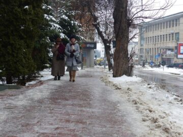Trotuarele din Suceava, transformate în adevărate patinoare de chiciura din ultimele zile
