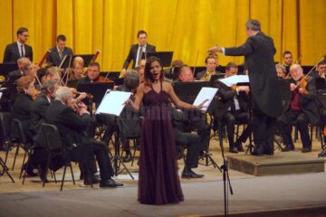 Aplauze la scenă deschisă, minute în șir, cu tot publicul în picioare, la finalul Concertului pentru Anul Nou susținut de Filarmonica Botoșani și invitații ei