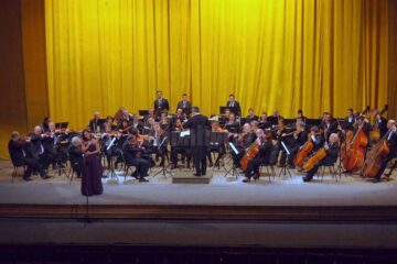 Aplauze la scenă deschisă, minute în șir, cu tot publicul în picioare, la finalul Concertului pentru Anul Nou susținut de Filarmonica Botoșani și invitații ei