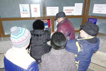 Sute de suceveni s-au grăbit să își achite taxele și impozitele datorate pe acest an, chiar din prima zi în care ghișeele și casieriile Primăriei Suceava au fost deschise și pentru aceste operațiuni