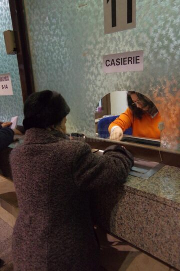 Sute de suceveni s-au grăbit să își achite taxele și impozitele datorate pe acest an, chiar din prima zi în care ghișeele și casieriile Primăriei Suceava au fost deschise și pentru aceste operațiuni