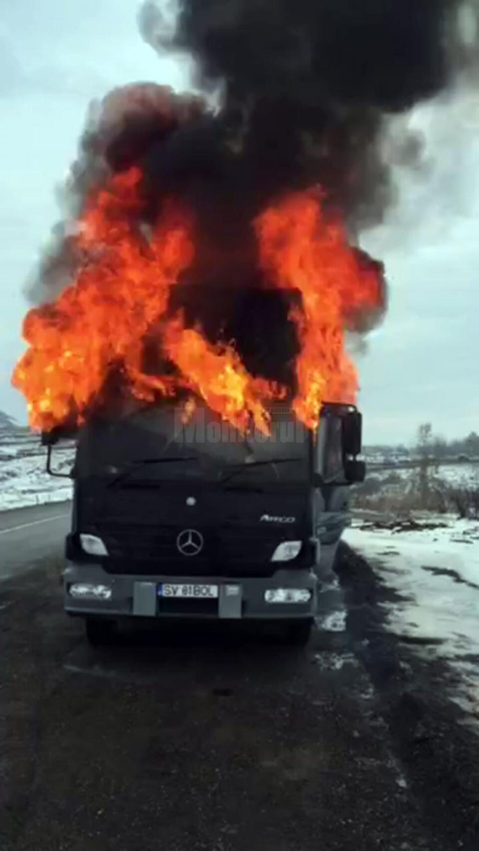 În câteva momente cabina camionului s-a aprins și a ars ca o torță