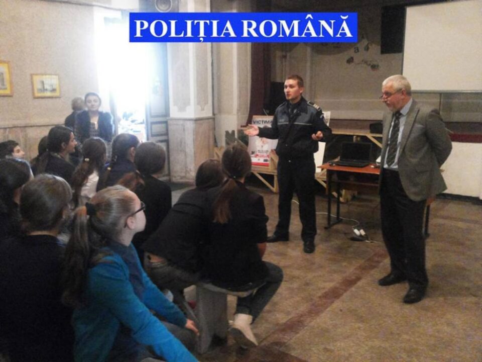 Polițiști în zona unităților de învățământ