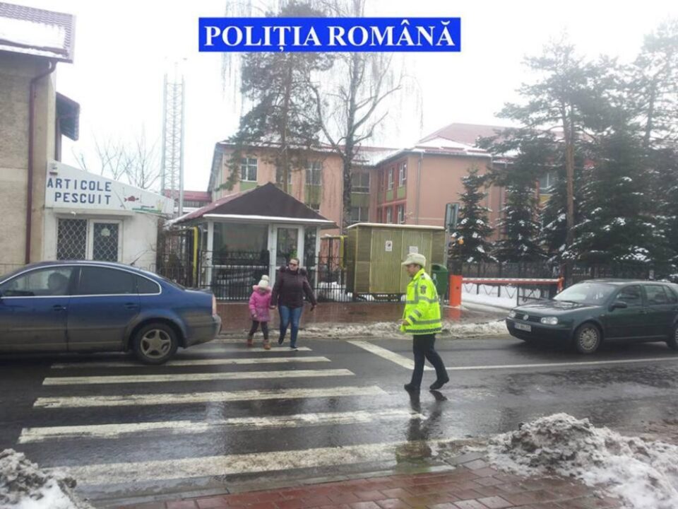 Polițiști în zona unităților de învățământ