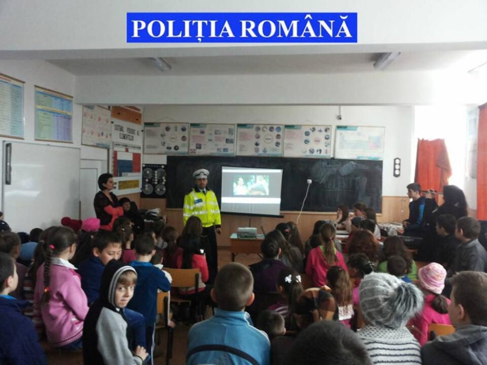Polițiști în zona unităților de învățământ