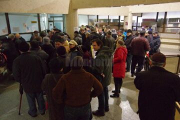 Sute de suceveni s-au grăbit să își achite taxele și impozitele datorate pe acest an, chiar din prima zi în care ghișeele și casieriile Primăriei Suceava au fost deschise și pentru aceste operațiuni