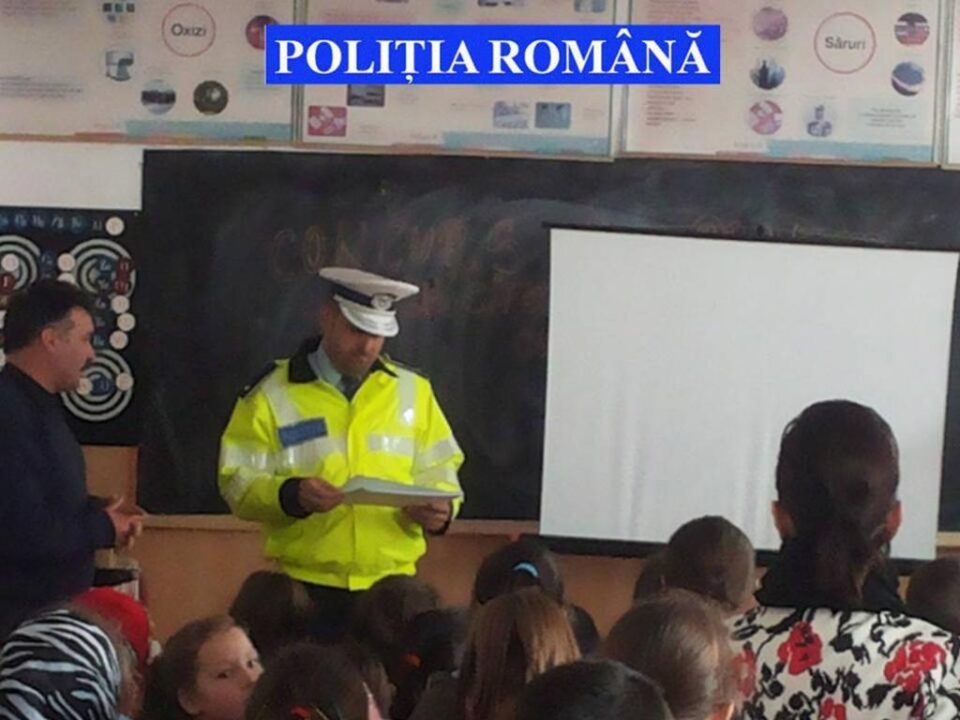 Polițiști în zona unităților de învățământ