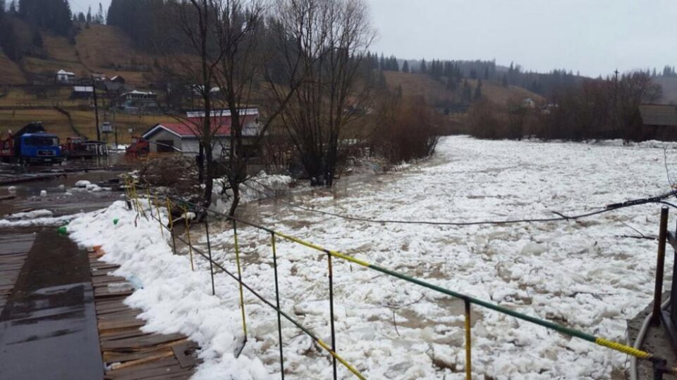 Puntea pietonală Berna de la Vatra Dornei, afectată de sloiurile de gheață de pe râul Bistrița