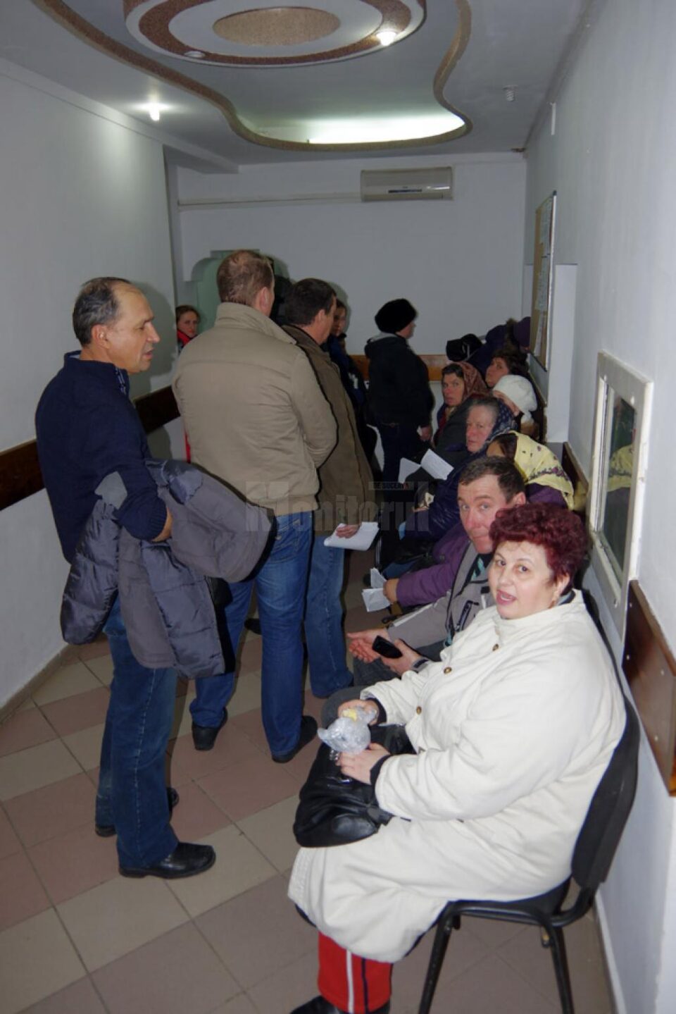 La ghișeele CJAS Suceava se prezintă zilnic peste 200 de oameni care vin să predea dovada plății pe care au făcut-o la administrația fiscală