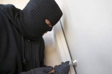 Hoțul a declanșat sistemul de alarmă cu care era prevăzută casa, în timp ce forța ușa de acces cu o șurubelniță. Foto: cugetliber.ro