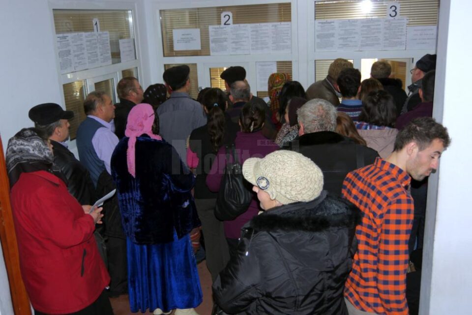 La ghișeele CJAS Suceava se prezintă zilnic peste 200 de oameni care vin să predea dovada plății pe care au făcut-o la administrația fiscală