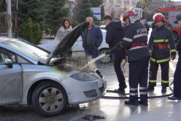 Incendiul a izbucnit sub capota un Seat Leon parcat în fața Bisericii Catolice