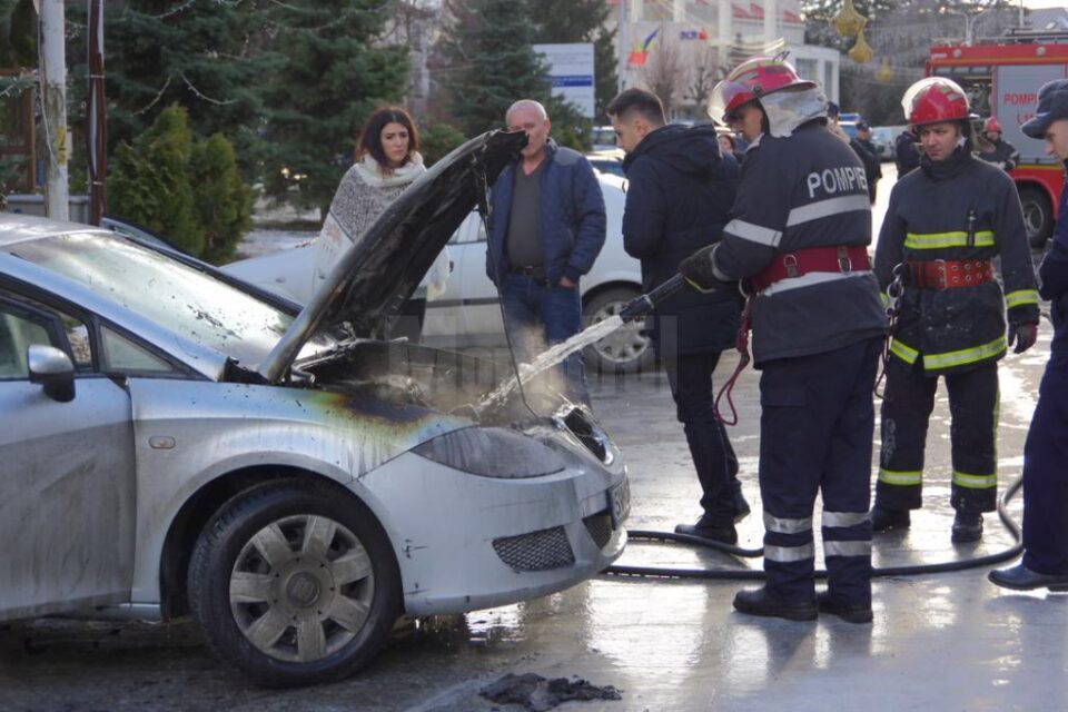 Incendiul a izbucnit sub capota un Seat Leon parcat în fața Bisericii Catolice