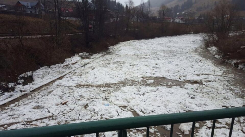 Zăpoarele de gheață de pe râul Bistrița au fost deblocate după acțiunea echipei pirotehnice a ISU Suceava