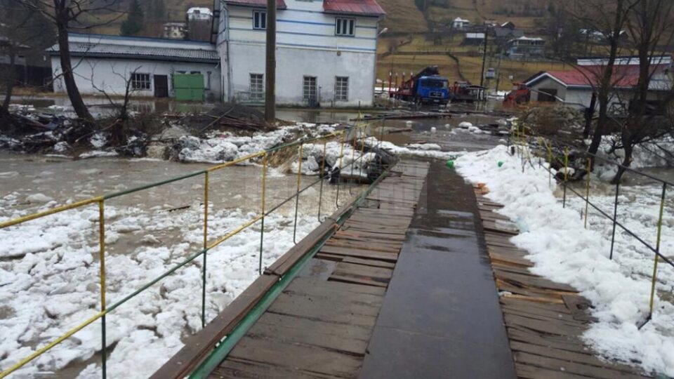 Deblocări de ghețuri pe râul Bistrița, în apropiere de Vatra Dornei. O punte pietonală din oraș a fost distrusă