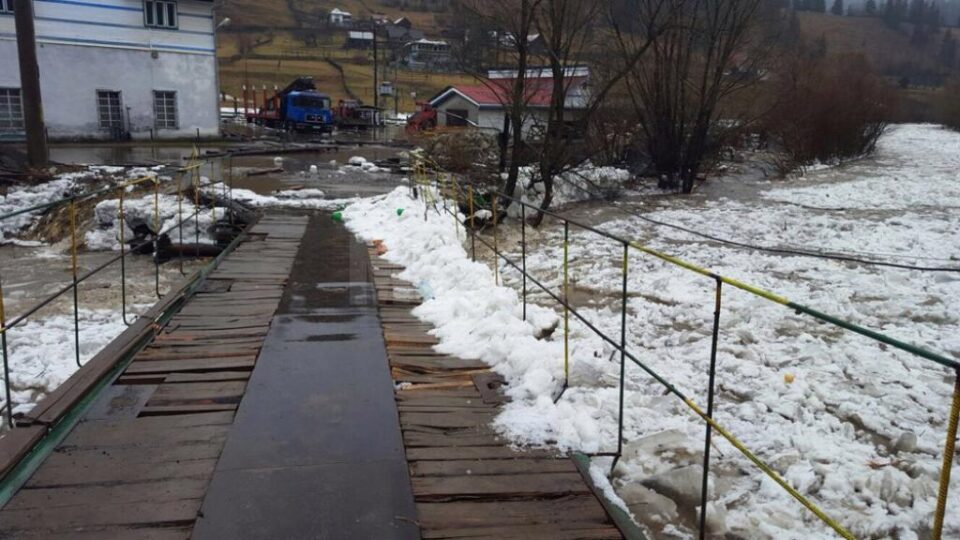 Puntea pietonală Berna de la Vatra Dornei, afectată de sloiurile de gheață de pe râul Bistrița