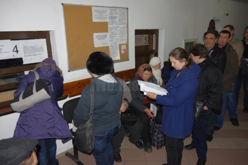 La ghișeele CJAS Suceava se prezintă zilnic peste 200 de oameni care vin să predea dovada plății pe care au făcut-o la administrația fiscală