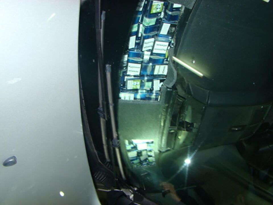 Țigări de contrabandă și un autoturism, confiscate de polițiștii de frontieră suceveni