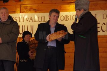 Oaspeții au primit colaci din partea primarului de Drăgușeni