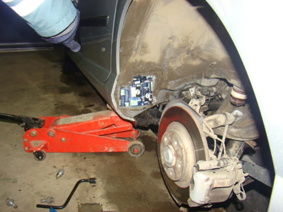 Au fost descoperite, în locuri special amenajate în bordul și pragurile mașinii, 980 de pachete de țigări, marca Rothmans, de proveniență ucraineană Au fost descoperite, în locuri special amenajate în bordul și pragurile mașinii, 980 de pachete de țigări, marca Rothmans, de proveniență ucraineană