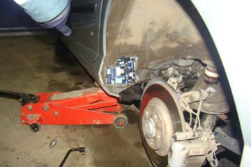 Au fost descoperite, în locuri special amenajate în bordul și pragurile mașinii, 980 de pachete de țigări, marca Rothmans, de proveniență ucraineană