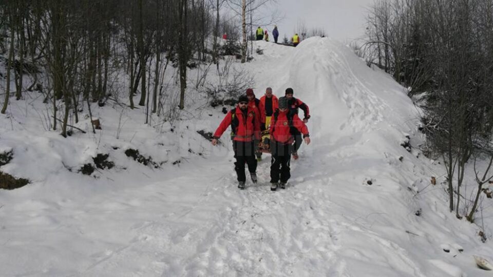 Reprezentanții Serviciului Salvamont Vatra Dornei au fost nevoiți să intervină pentru a transporta un sportiv la spital
