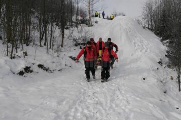 Reprezentanții Serviciului Salvamont Vatra Dornei au fost nevoiți să intervină pentru a transporta un sportiv la spital