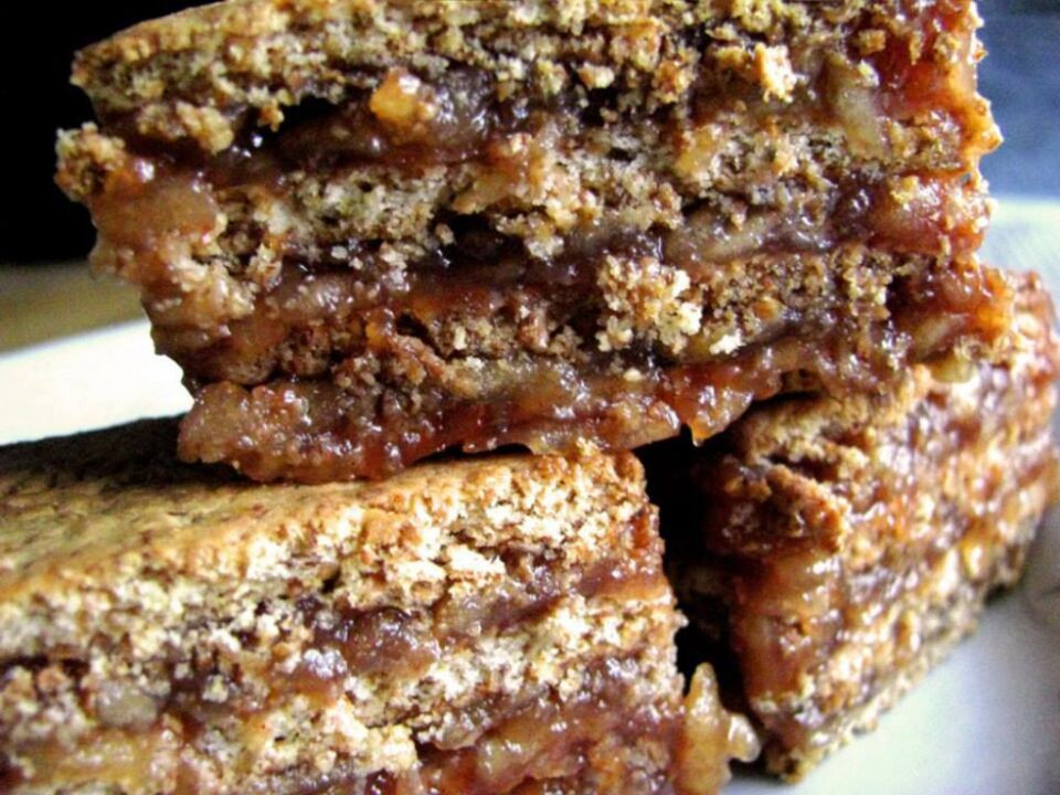 Prajitura de biscuiți cu mere și zahăr ars. Foto: www.facebook.com/BucovinaGustoasa