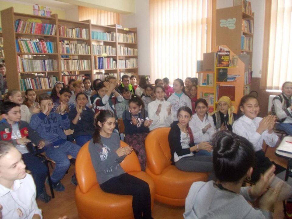 Elevii școlii din Șcheia l-au omagiat pe Mihai Eminescu
