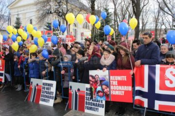 Aproape 5.000 de persoane au protestat în centrul Sucevei, solidare cu familia Bodnariu