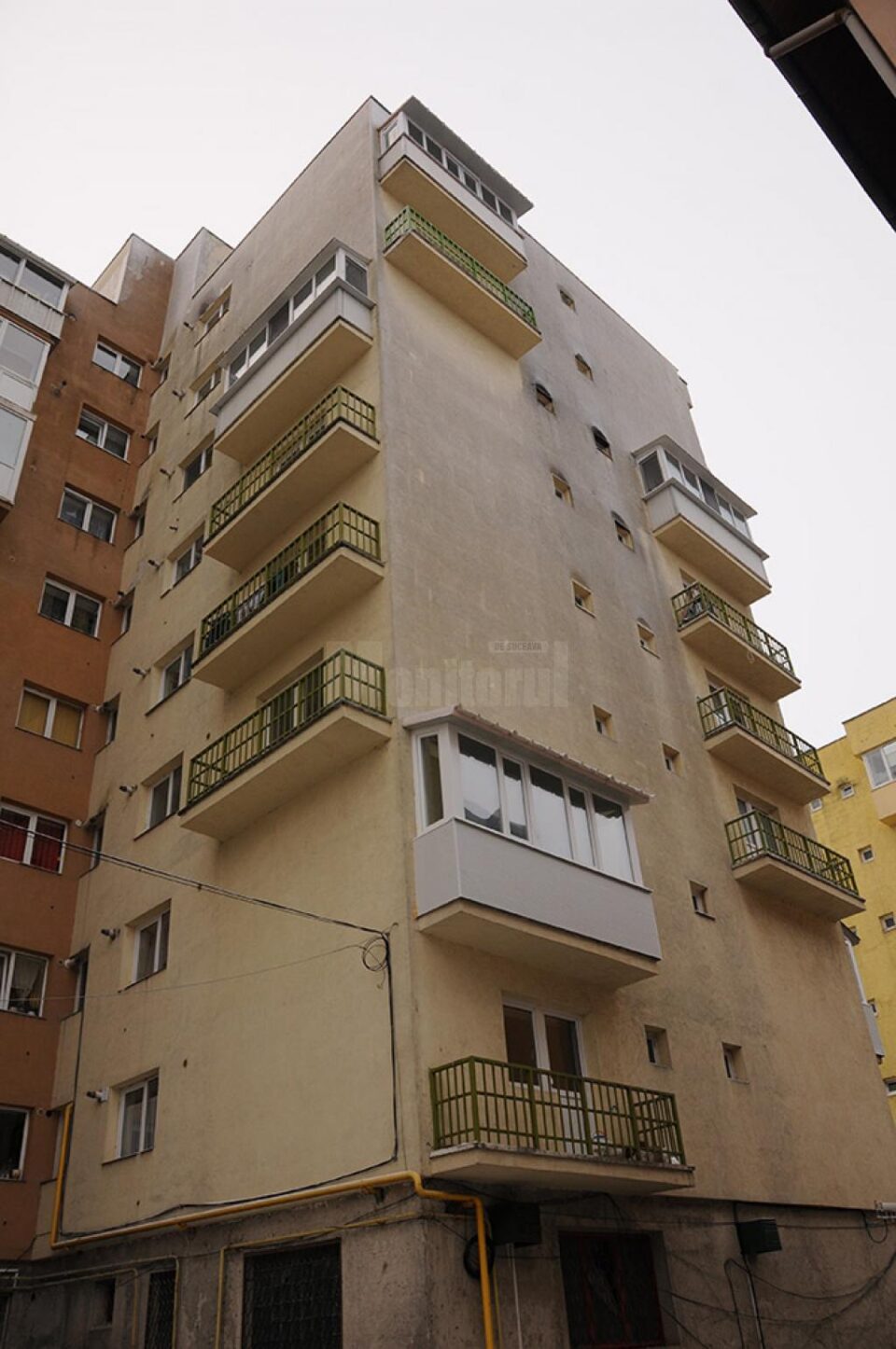 Blocul în care locuia bărbatul și din balconul căruia s-a prăbușit în gol
