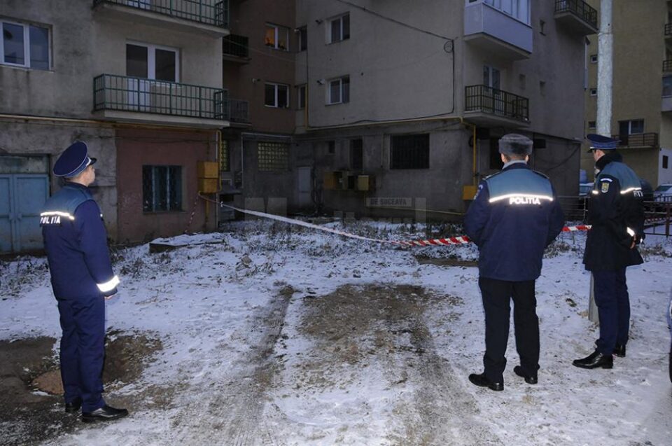 Polițiștii păzind perimetrul din jurul blocului în care a căzut bărbatul de 39 de ani