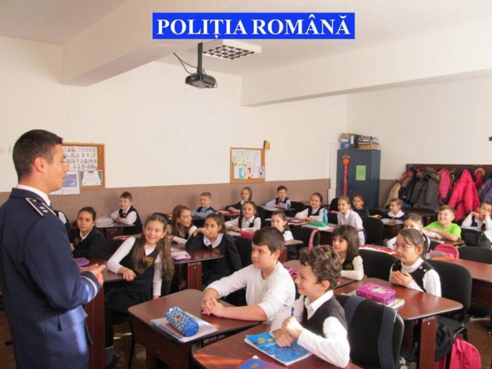 „Capcanele micului ecran”, campanie de informare în școli, privind riscurile din lumea virtuală și de pe micul ecran