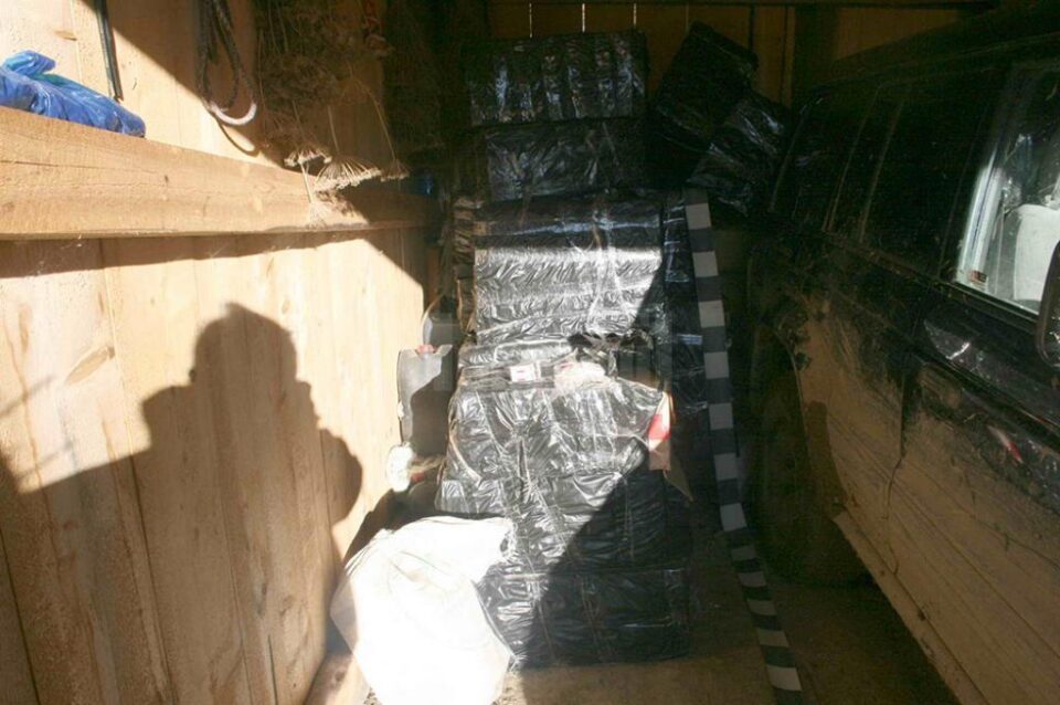 În mașină și în exteriorul acesteia se aflau 20.600 de pachete de țigări de contrabandă
