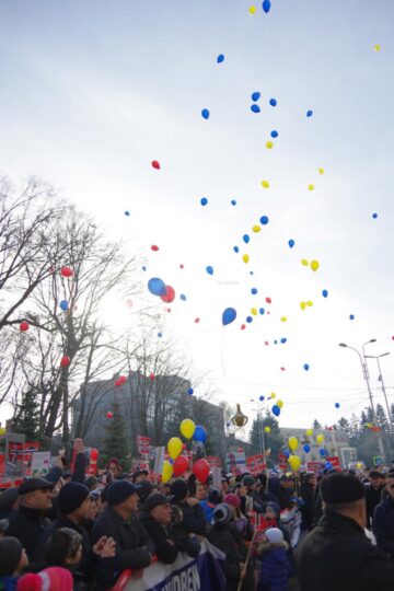 Cel mai mare protest din țară, la Suceava, în semn de solidaritate cu familia lăsată fără copii în Norvegia