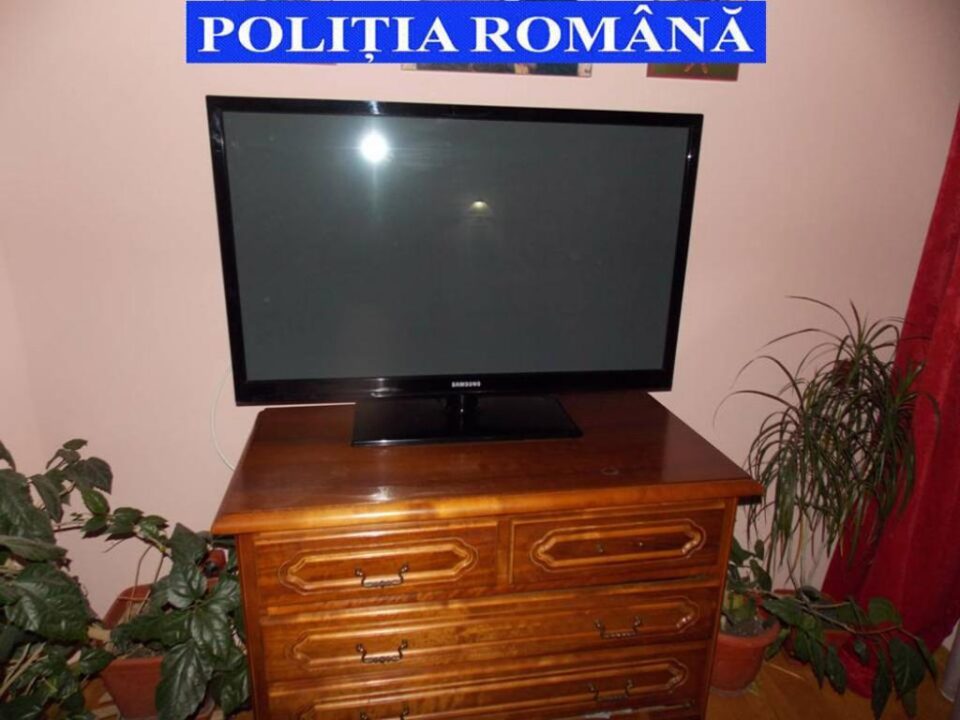 Televizor ridicat de polițiști cu ocazia perchezițiilor