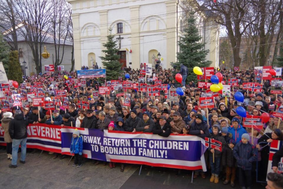 Aproape 5.000 de persoane au protestat în fața Palatului Administrativ din Suceava