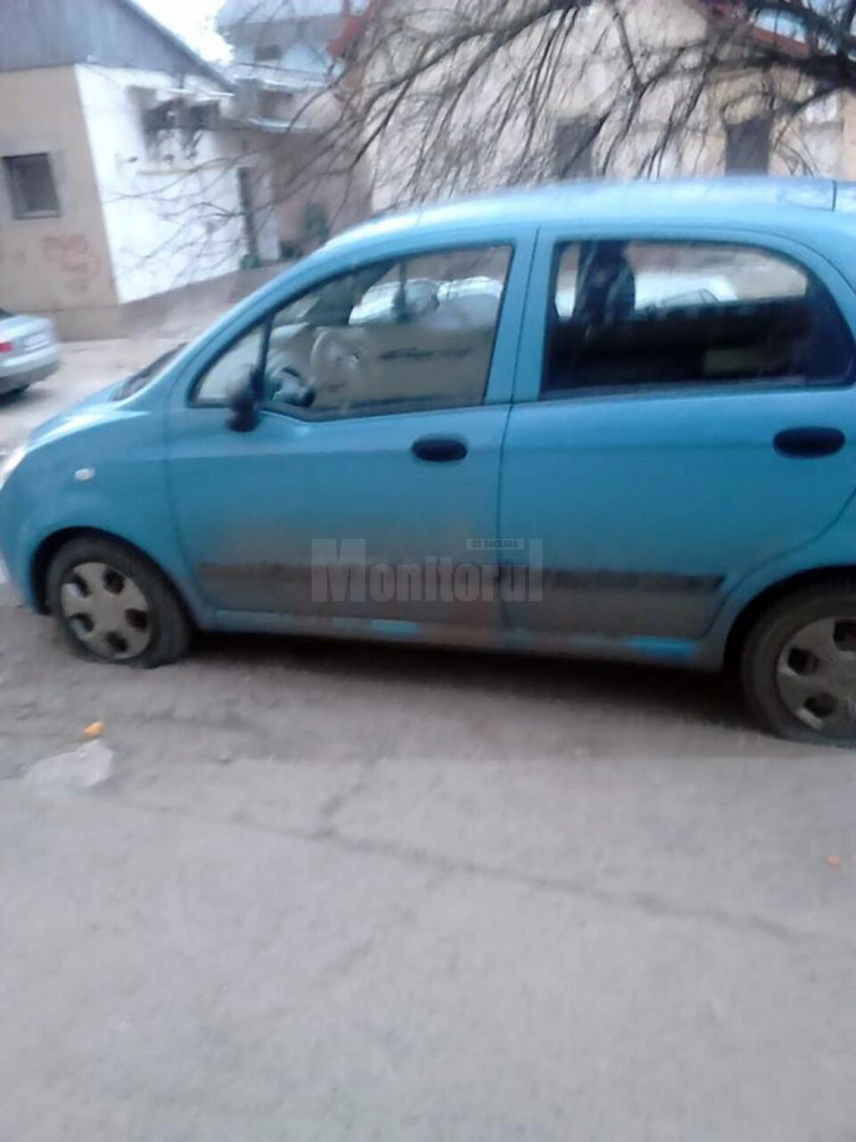 Două dintre mașinile găsite cu anvelope tăiate